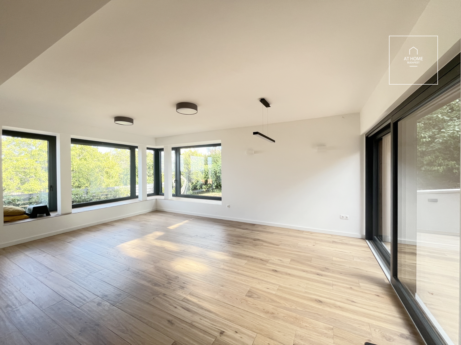 Modern Newly Built Family Home with Panoramic Views in Táborhegy