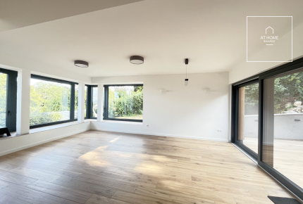 Modern Newly Built Family Home with Panoramic Views in Táborhegy