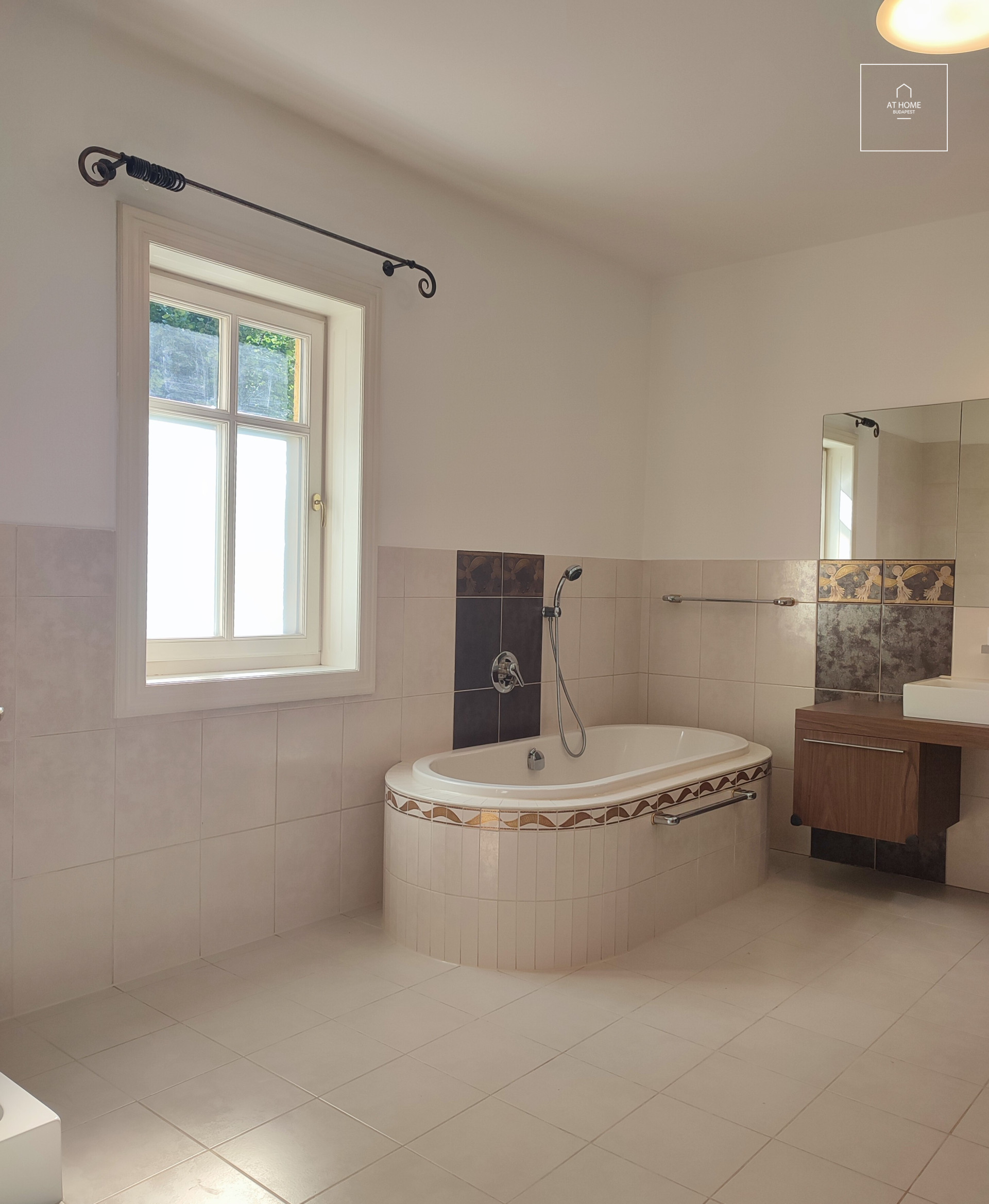 Mediterranean House for Rent in Testvérhegy, Budapest III – Close to the British School