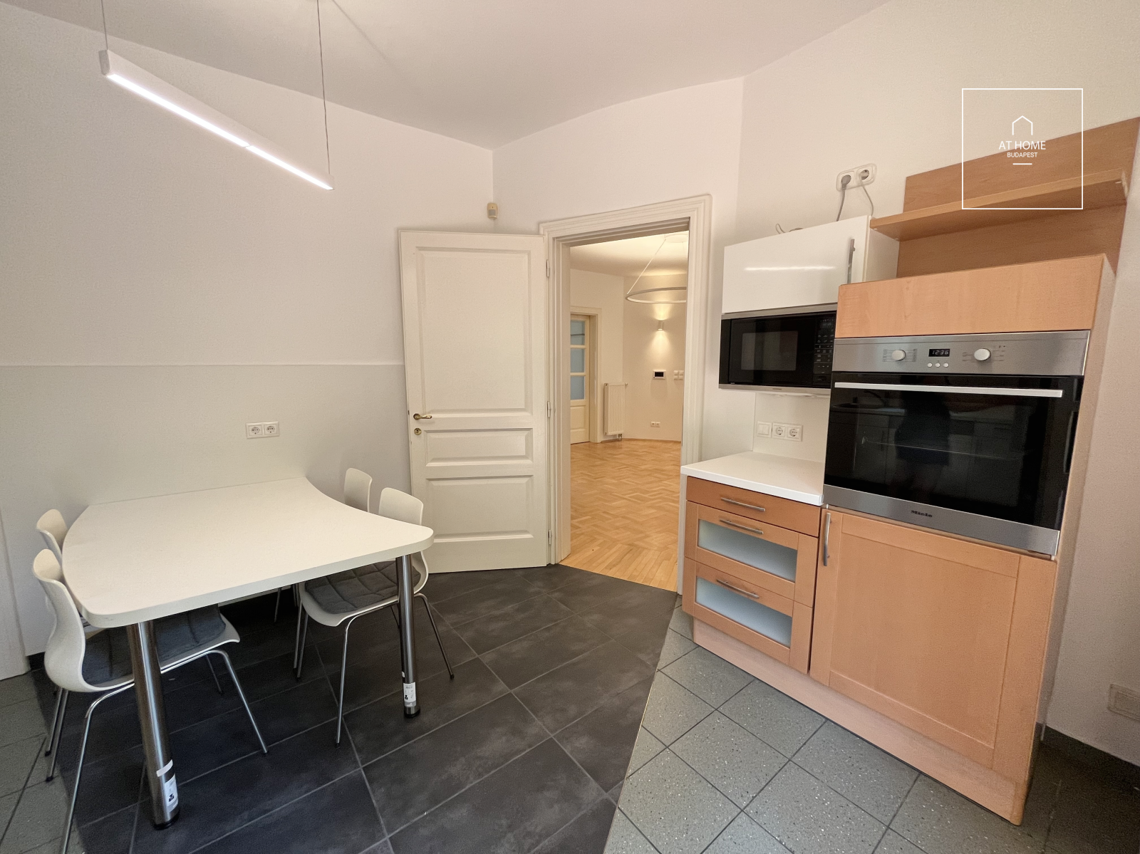 Mediterranean House in Testvérhegy, Budapest III – Close to the British School