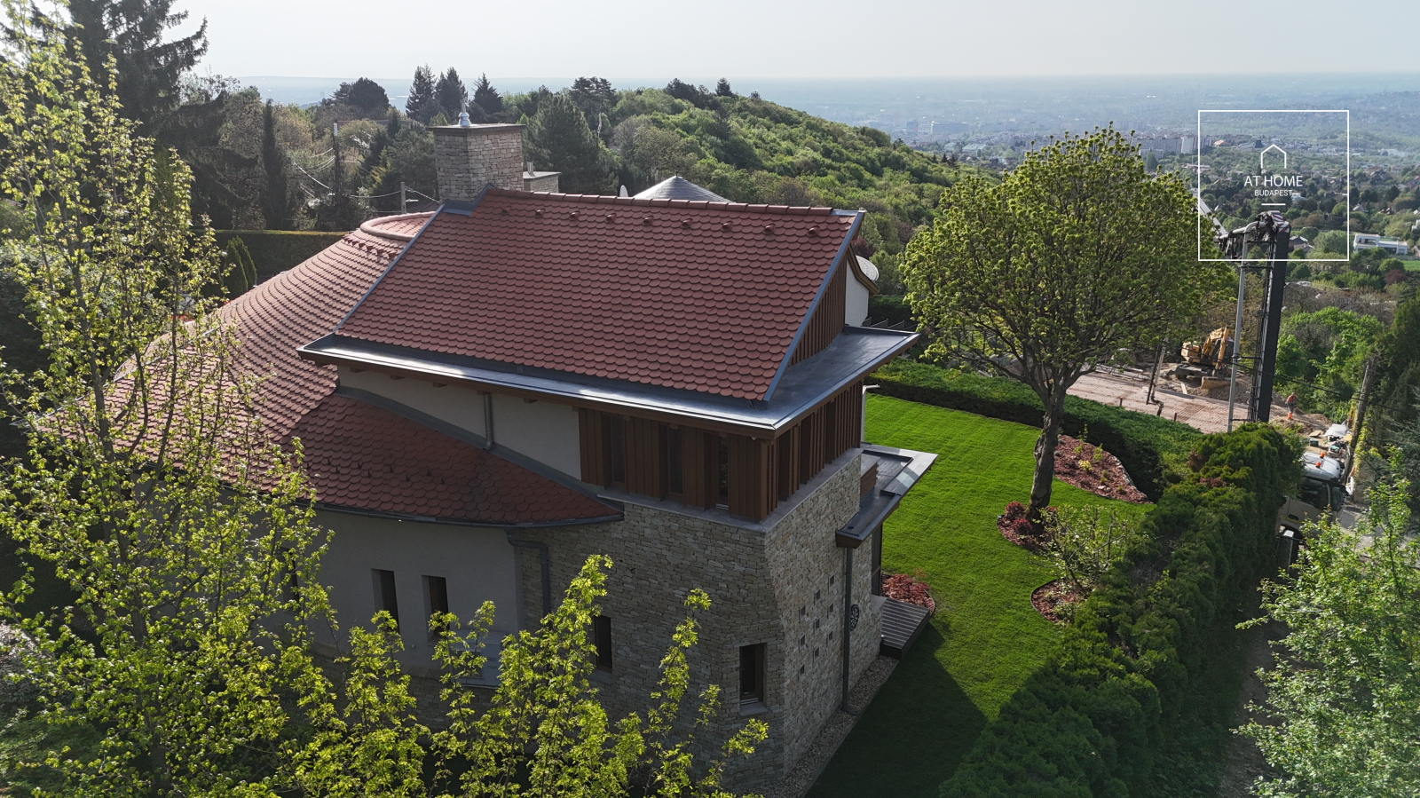 Ikonikus, Ybl-díjas tervezésű luxusvilla eladó Budapest egyik legexkluzívabb zöldövezetében