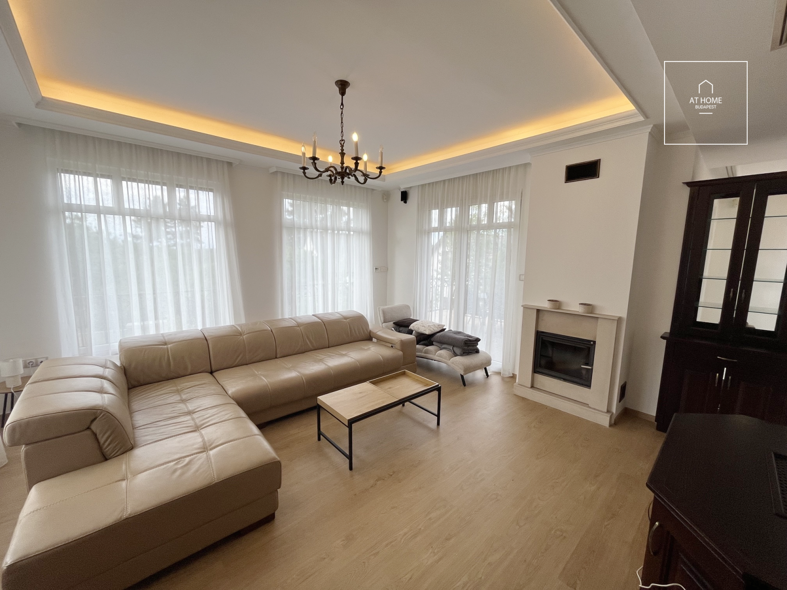 Exkluzív családi ház kiadó Miskolc zöldövezeti részén, medencével és közel 1.900 m²-es parkosított telken