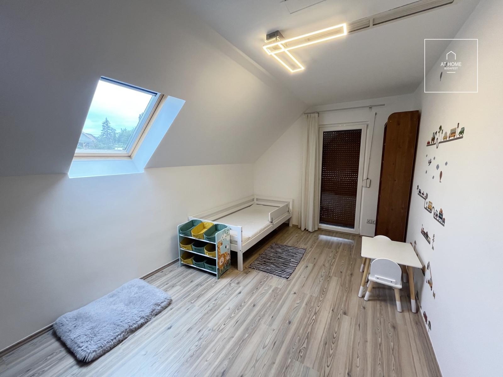 Exkluzív családi ház kiadó Miskolc zöldövezeti részén, medencével és közel 1.900 m²-es parkosított telken