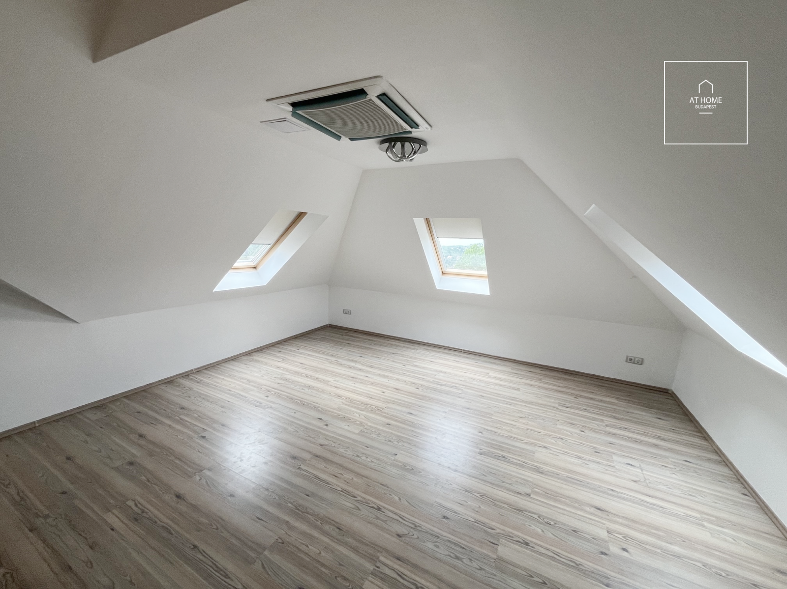 Exkluzív családi ház kiadó Miskolc zöldövezeti részén, medencével és közel 1.900 m²-es parkosított telken