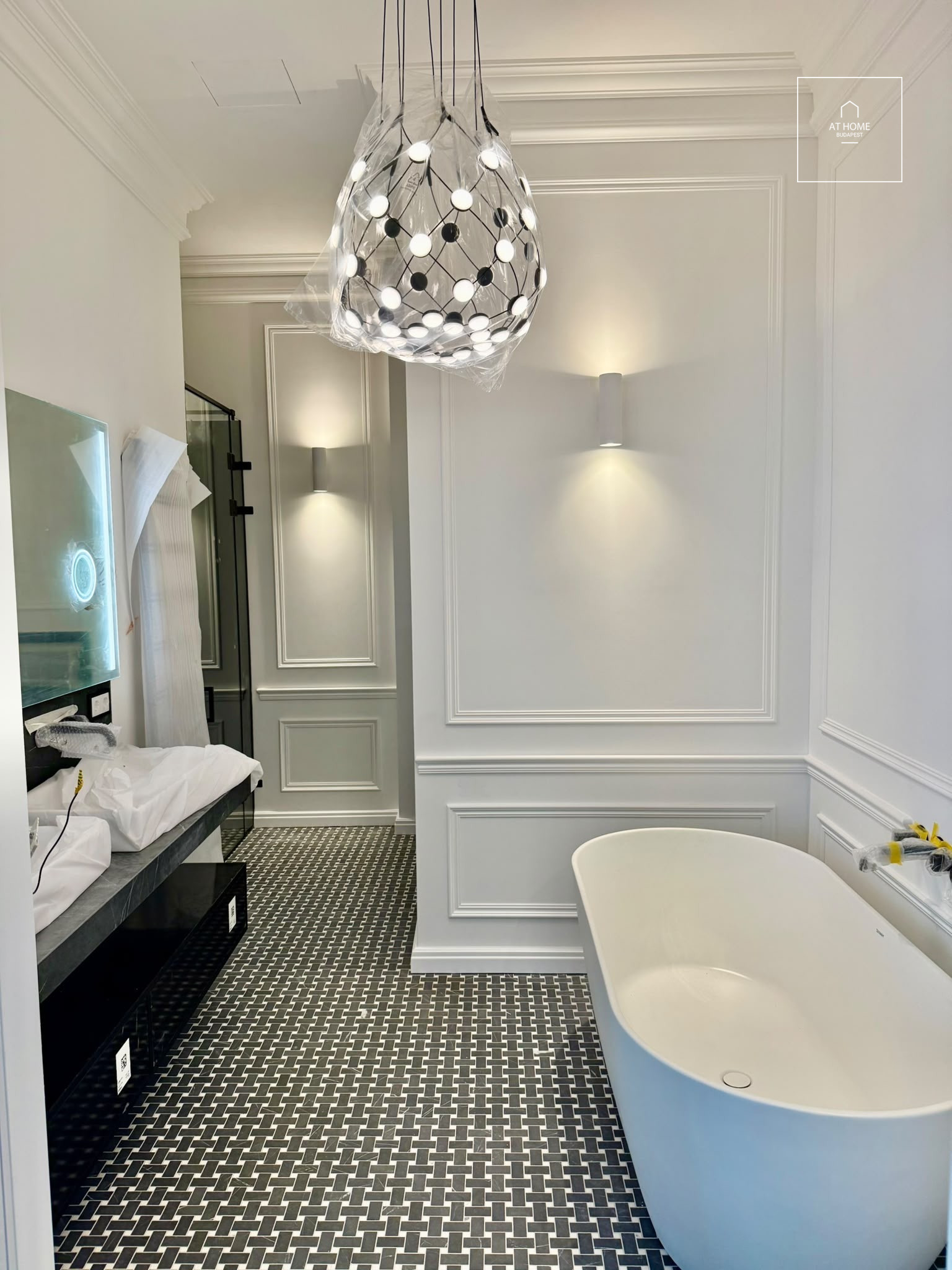 Renovated 110 m², 2-bedroom apartment with smart home system and balcony in Lipótváros