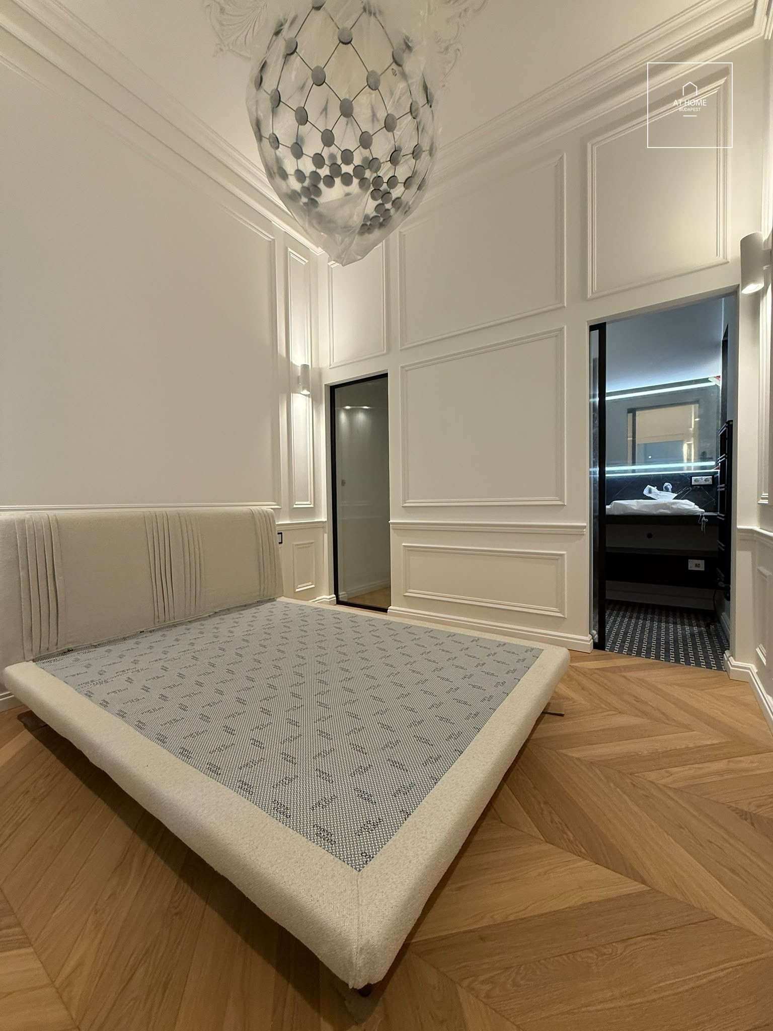 Renovated 110 m², 2-bedroom apartment with smart home system and balcony in Lipótváros