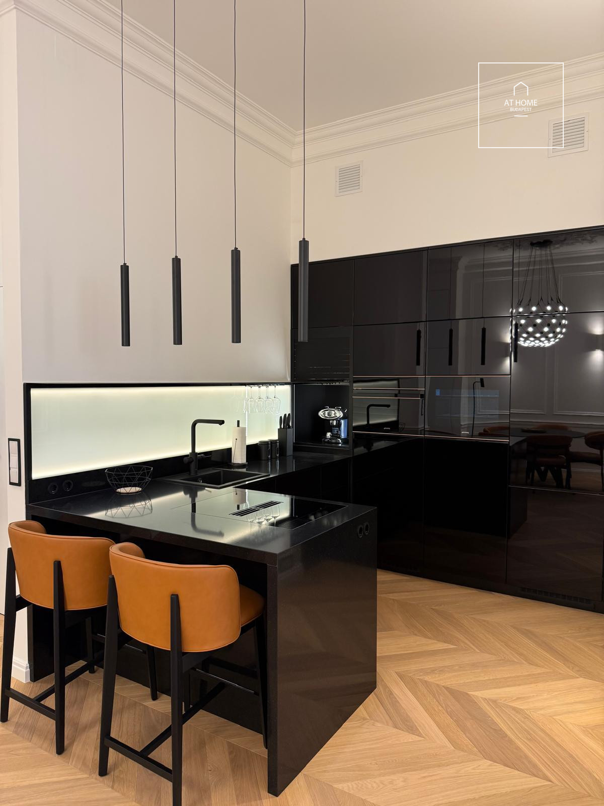 Renovated 110 m², 2-bedroom apartment with smart home system and balcony in Lipótváros