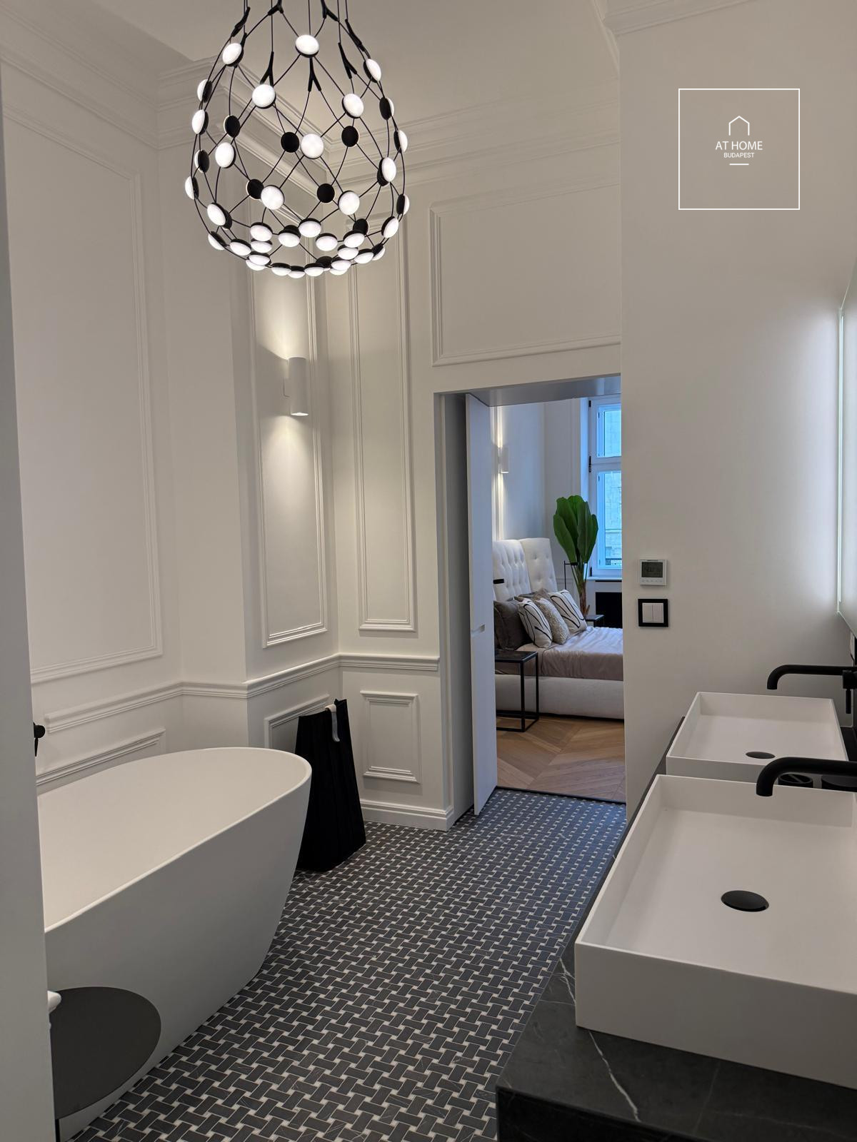 Renovated 110 m², 2-bedroom apartment with smart home system and balcony in Lipótváros