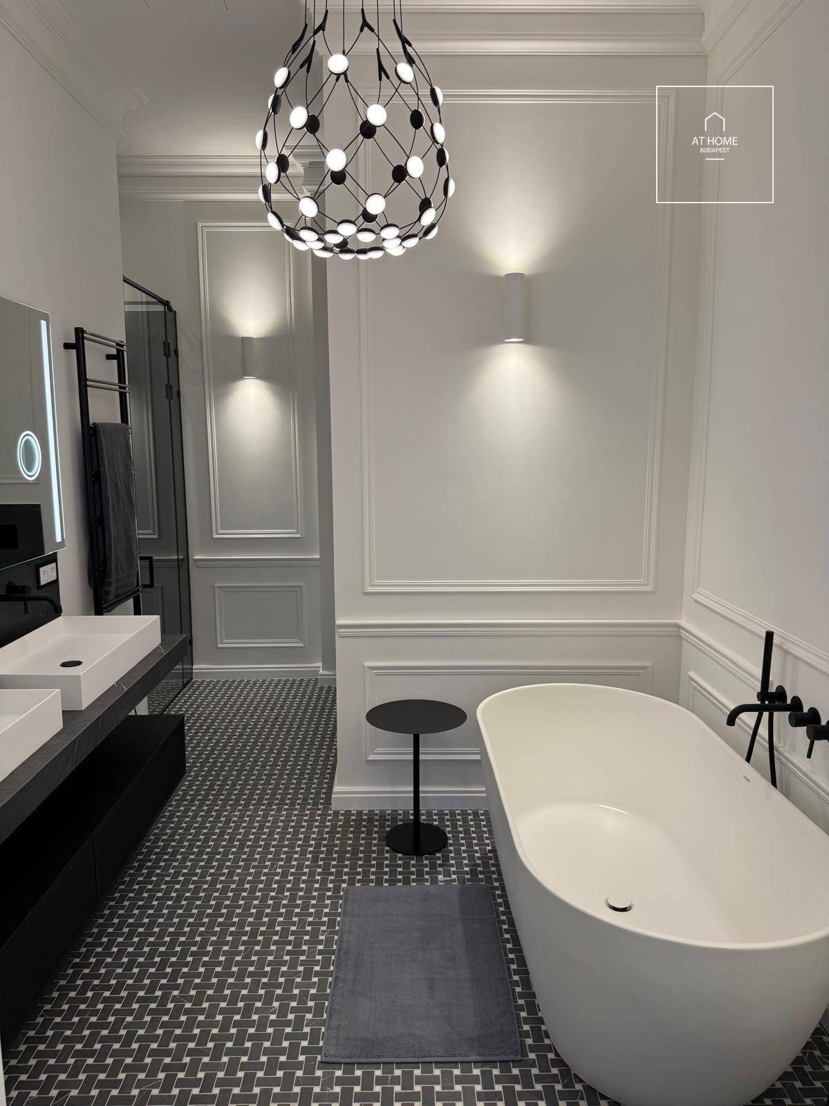 Renovated 110 m², 2-bedroom apartment with smart home system and balcony in Lipótváros