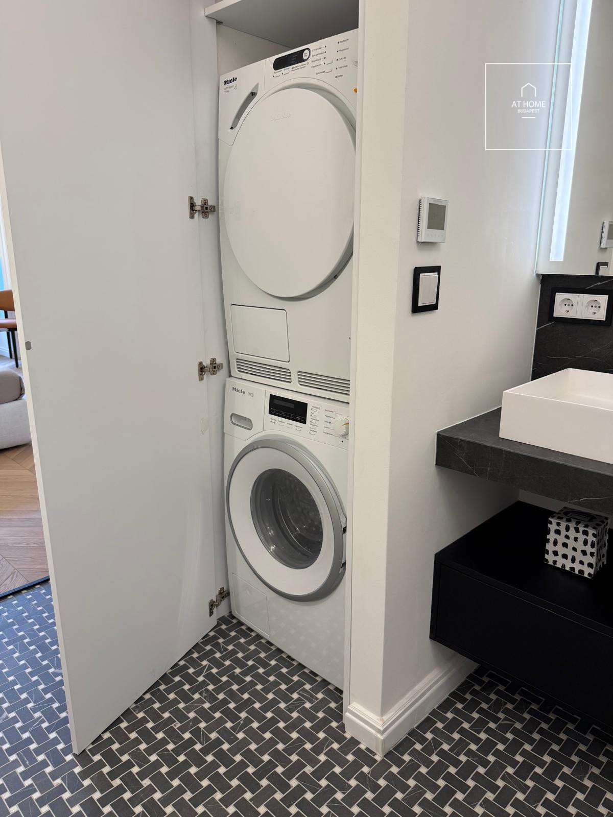 Renovated 110 m², 2-bedroom apartment with smart home system and balcony in Lipótváros