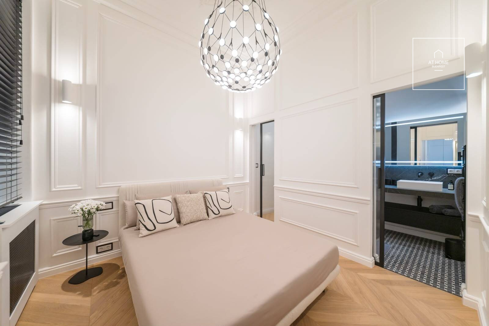 Renovated 110 m², 2-bedroom apartment with smart home system and balcony in Lipótváros