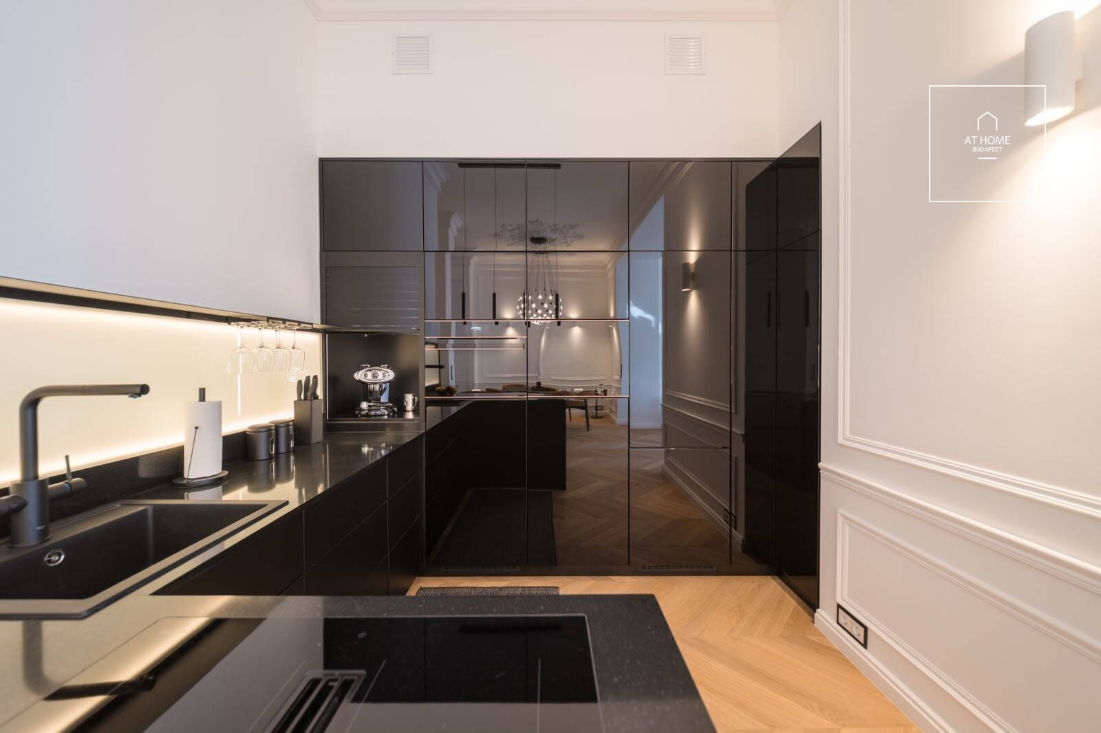 Renovated 110 m², 2-bedroom apartment with smart home system and balcony in Lipótváros