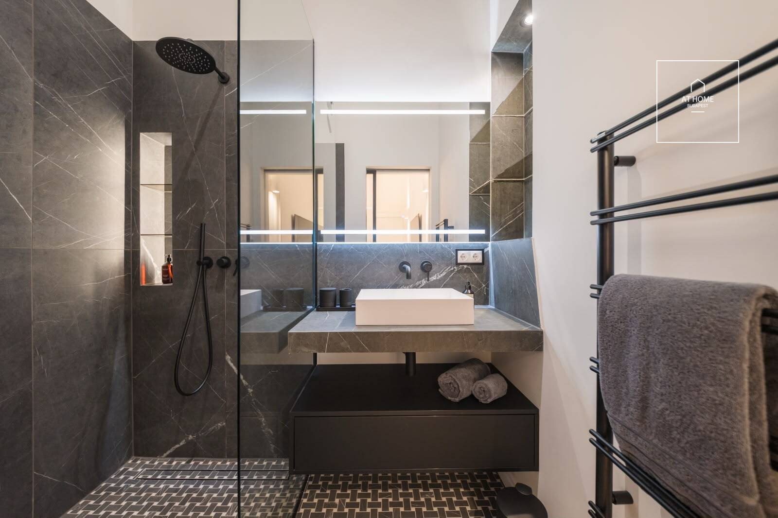 Renovated 110 m², 2-bedroom apartment with smart home system and balcony in Lipótváros