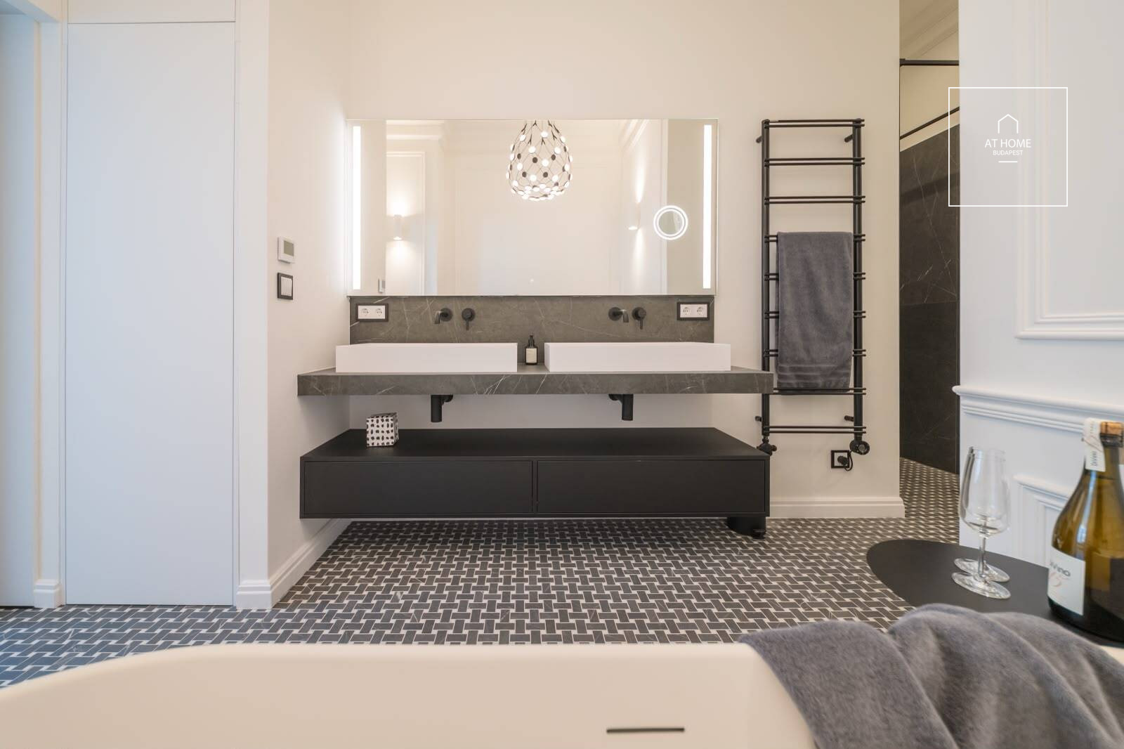 Renovated 110 m², 2-bedroom apartment with smart home system and balcony in Lipótváros