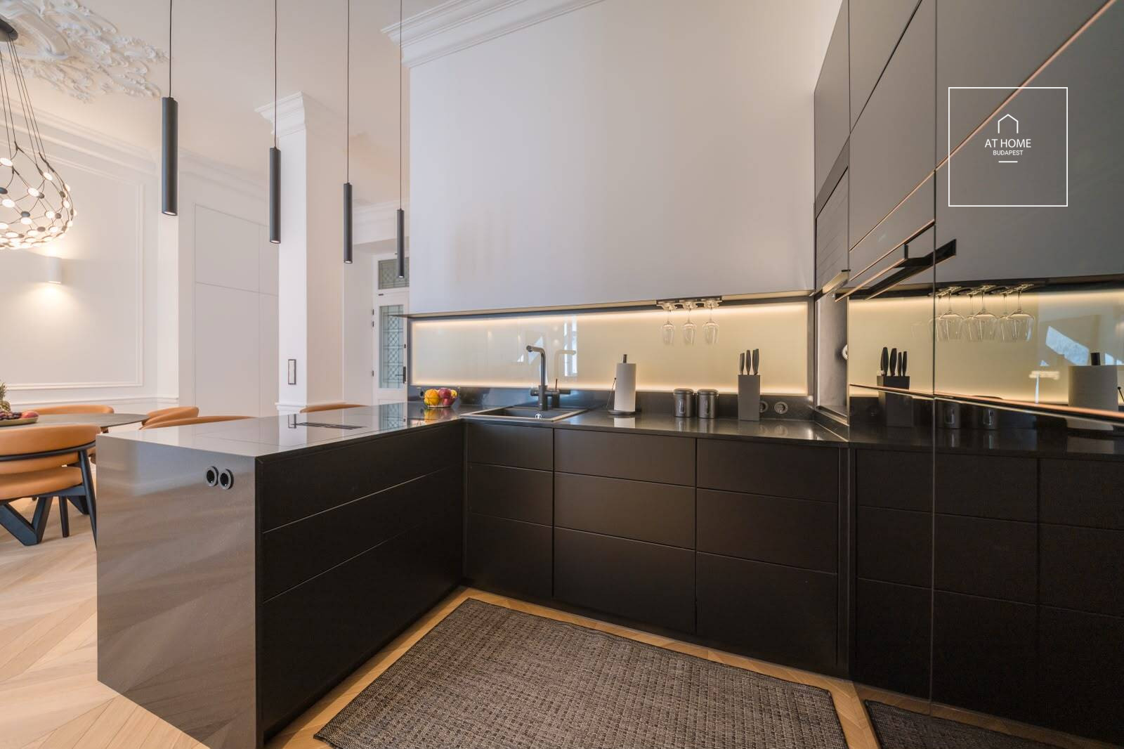 Renovated 110 m², 2-bedroom apartment with smart home system and balcony in Lipótváros