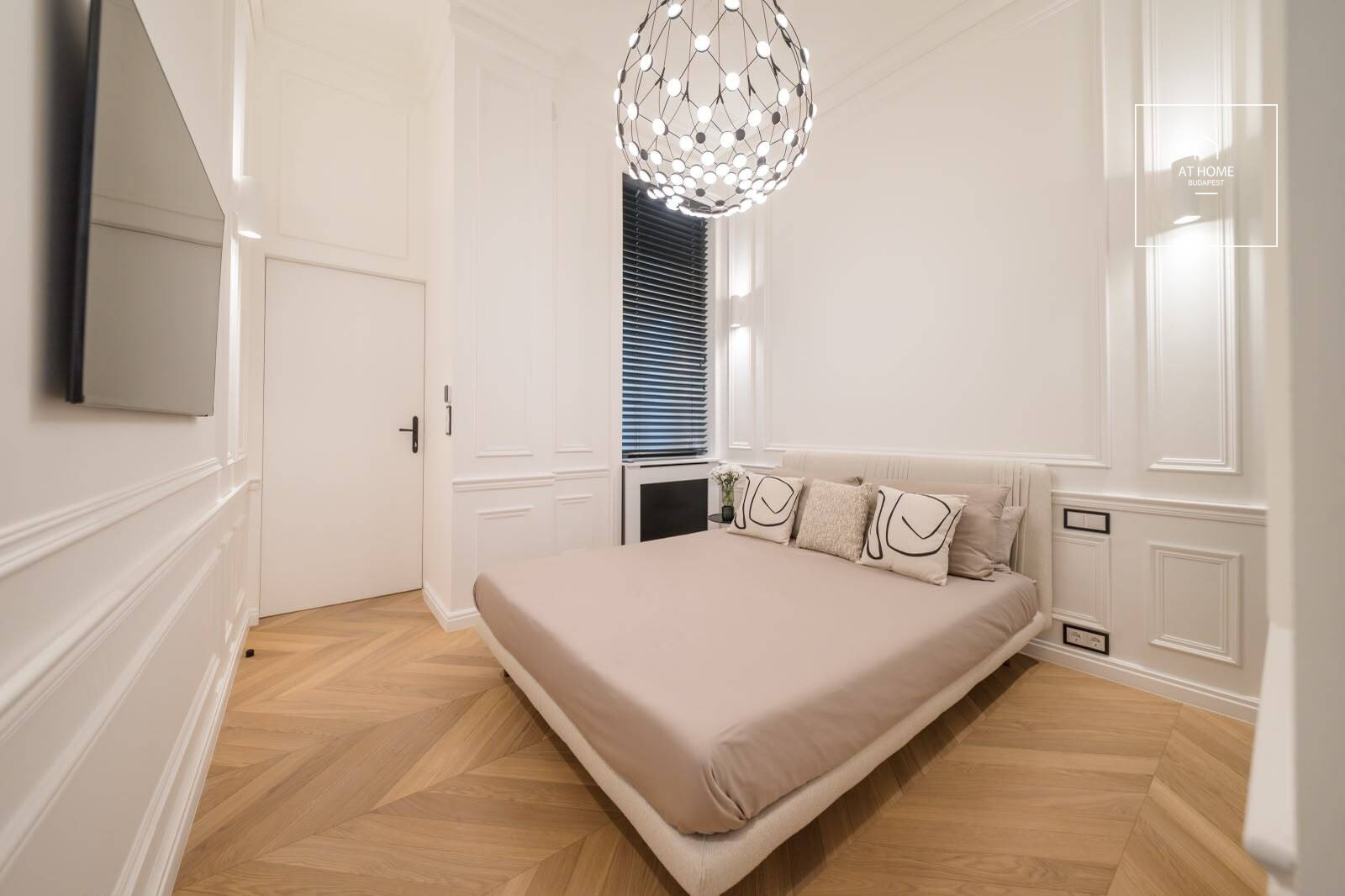 Renovated 110 m², 2-bedroom apartment with smart home system and balcony in Lipótváros