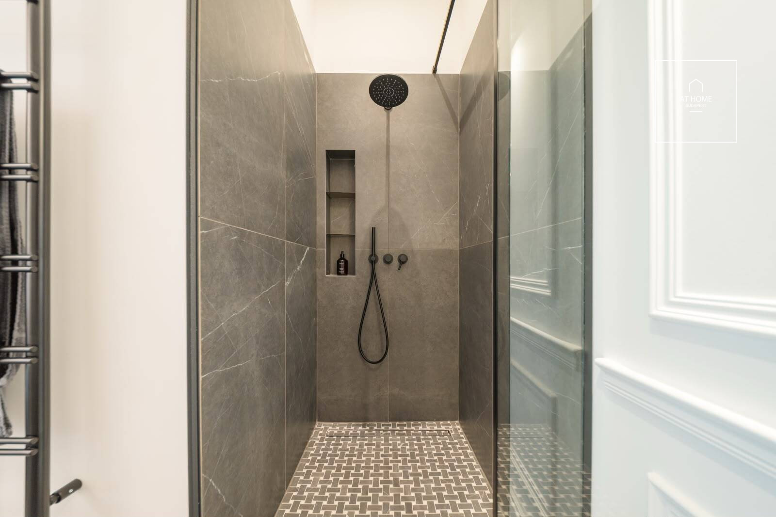 Renovated 110 m², 2-bedroom apartment with smart home system and balcony in Lipótváros