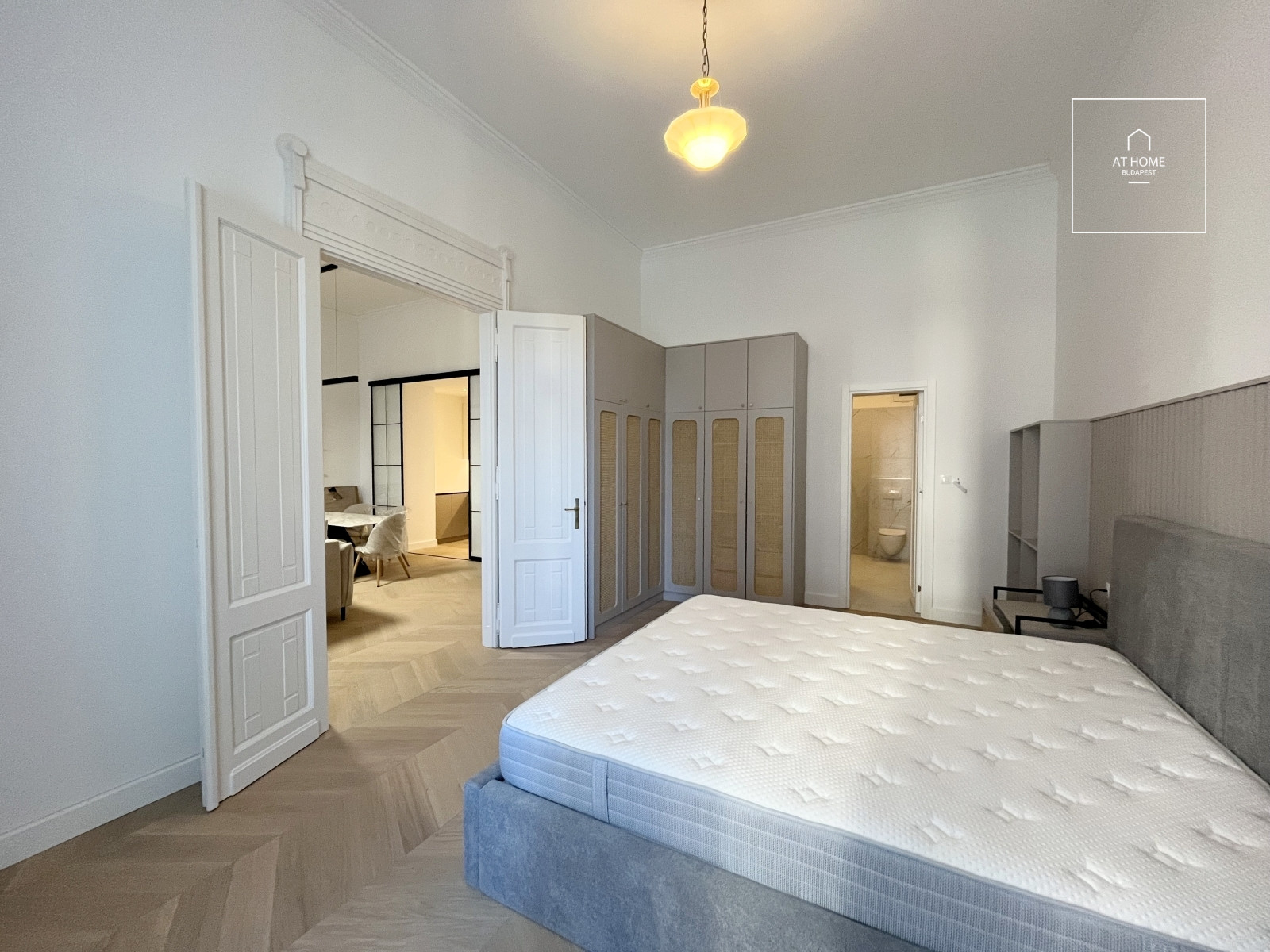 Exclusive, newly renovated apartment in the heart of Budapest, near Szabadság Square