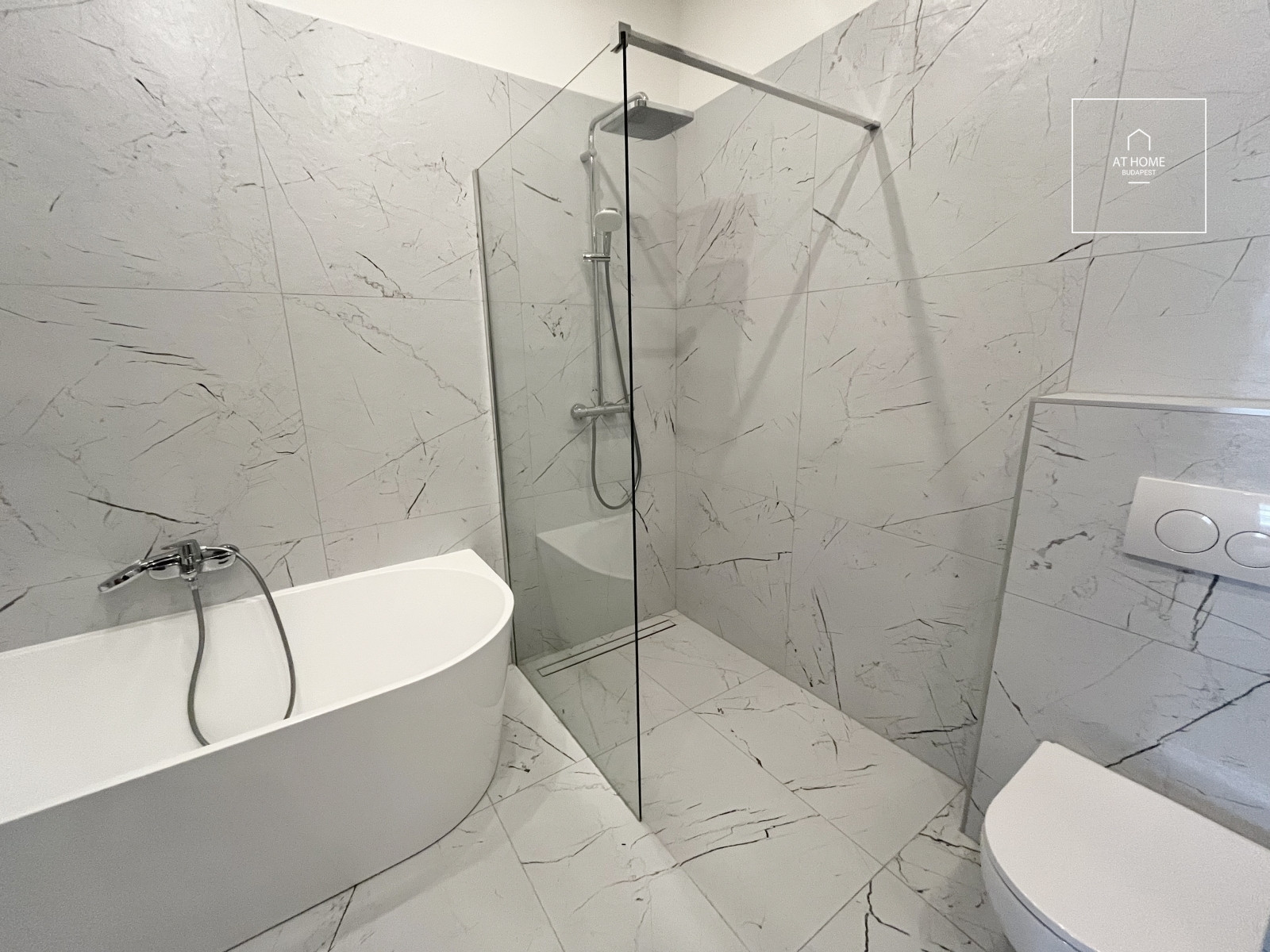 Exclusive, newly renovated apartment in the heart of Budapest, near Szabadság Square