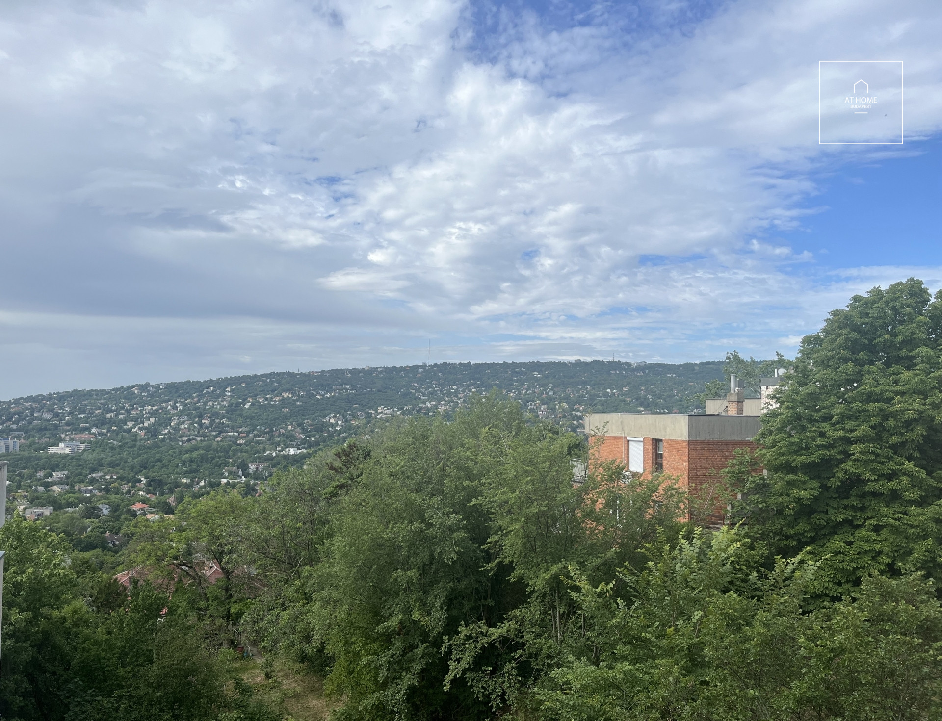 3-room apartment for sale with panoramic view and balcony in one of the most sought-after streets of Törökvész
