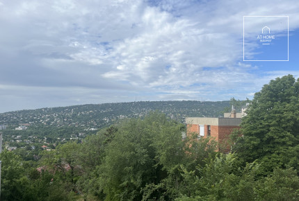 Panorámás, erkélyes 3 szobás lakás eladó Törökvész egyik legkedveltebb utcájában