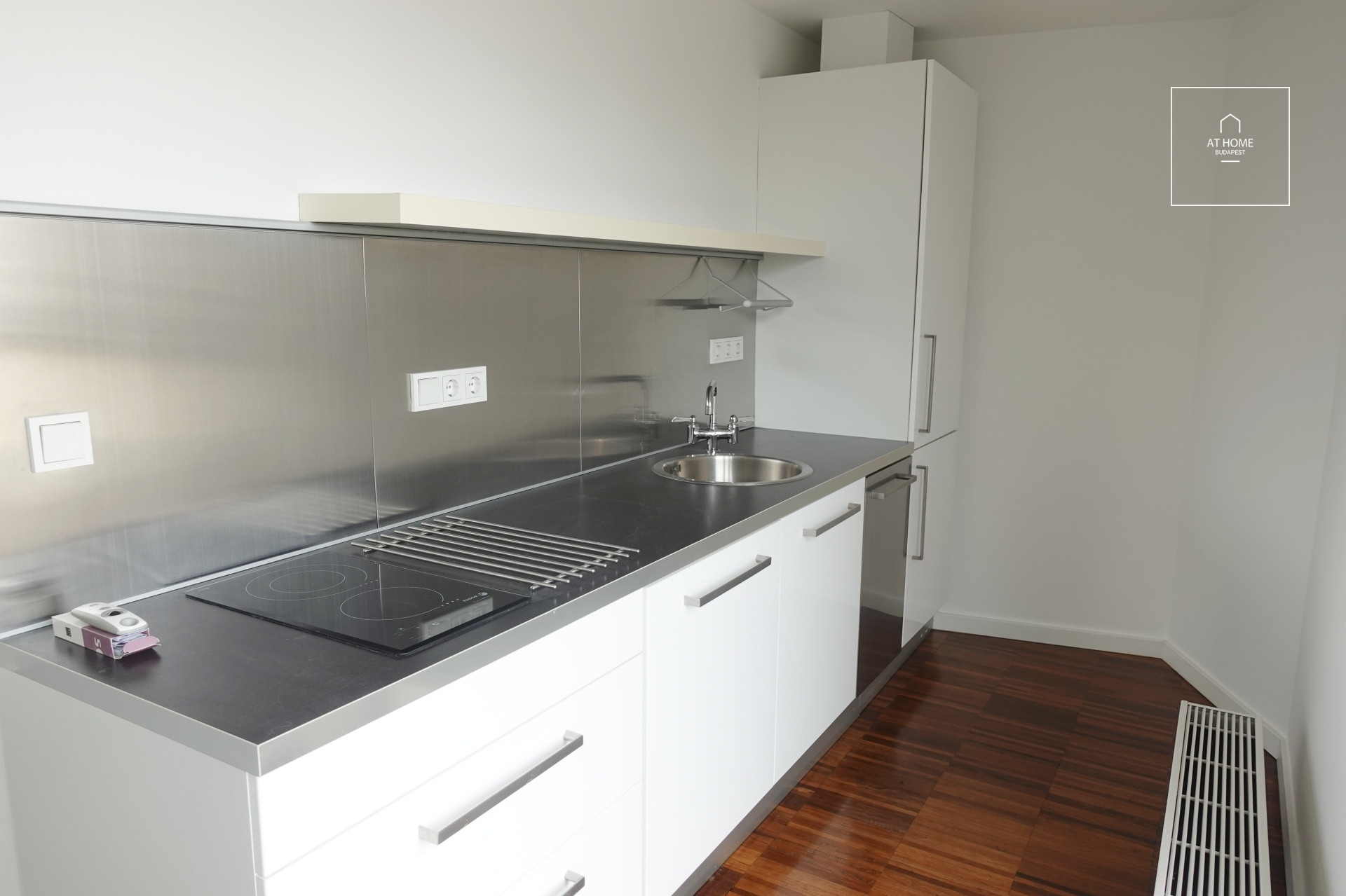 Elegant Three-Level Apartment with Panoramic Terrace for Rent in the Heart of Budapest