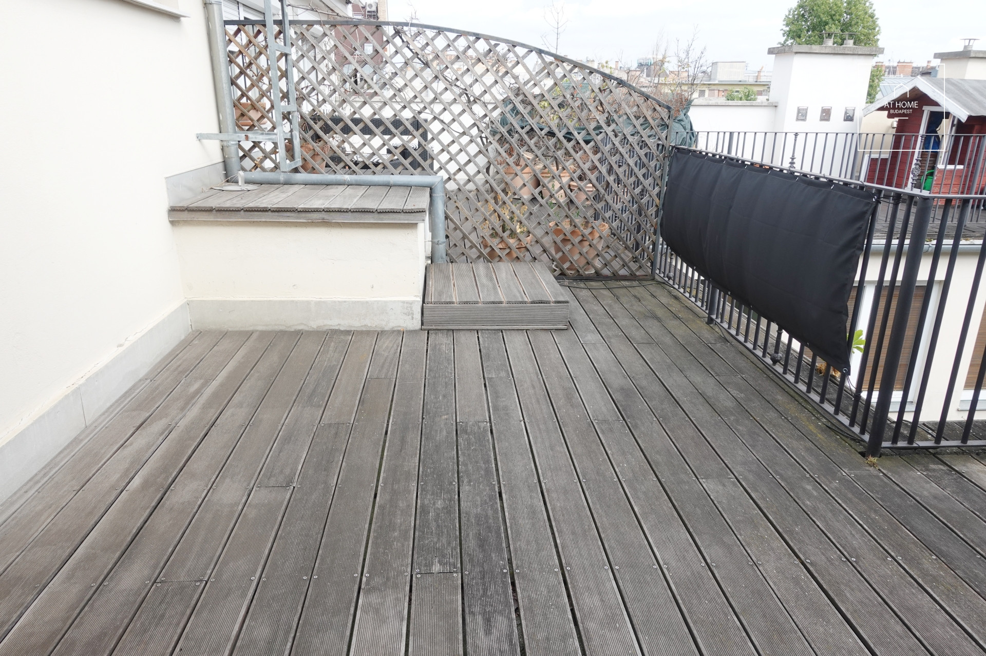 Elegáns, háromszintes lakás panorámás terasszal kiadó Budapest szívében