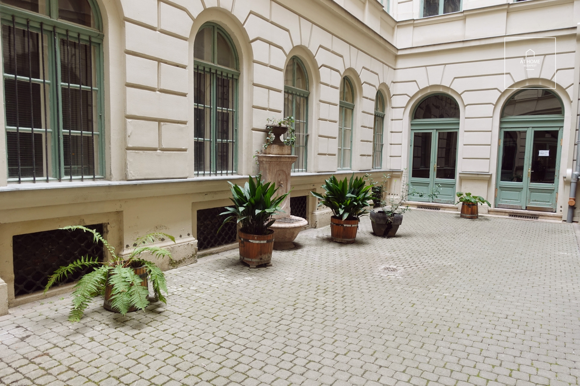 Elegáns, háromszintes lakás panorámás terasszal kiadó Budapest szívében