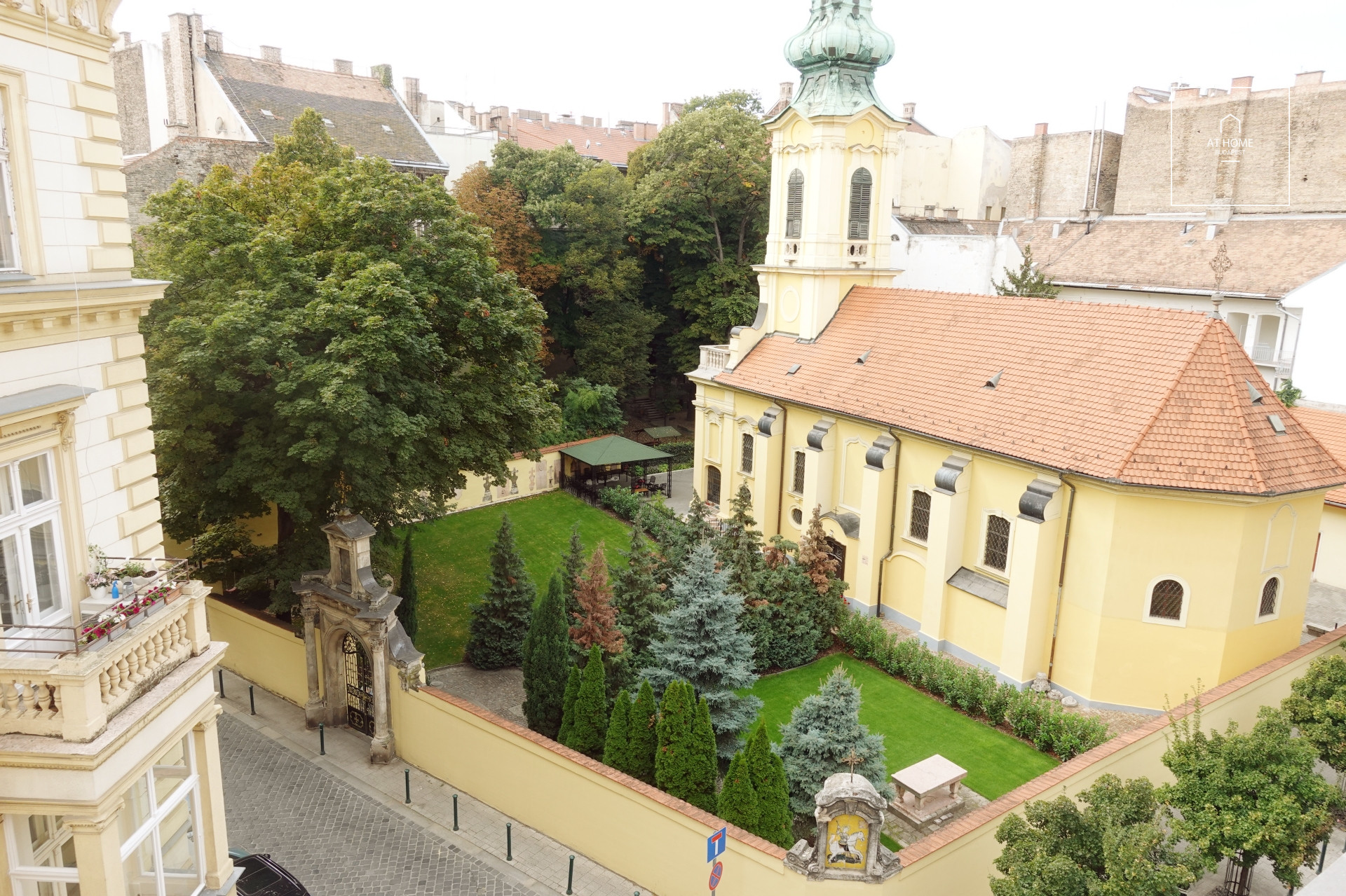 Elegant Three-Level Apartment with Panoramic Terrace for Rent in the Heart of Budapest