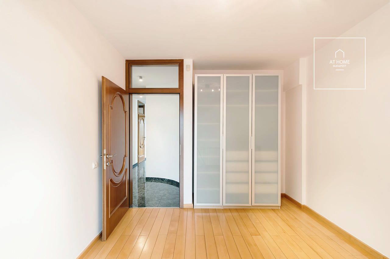 Panoramic Luxury Apartment for Rent in the Green Area of Sashegy