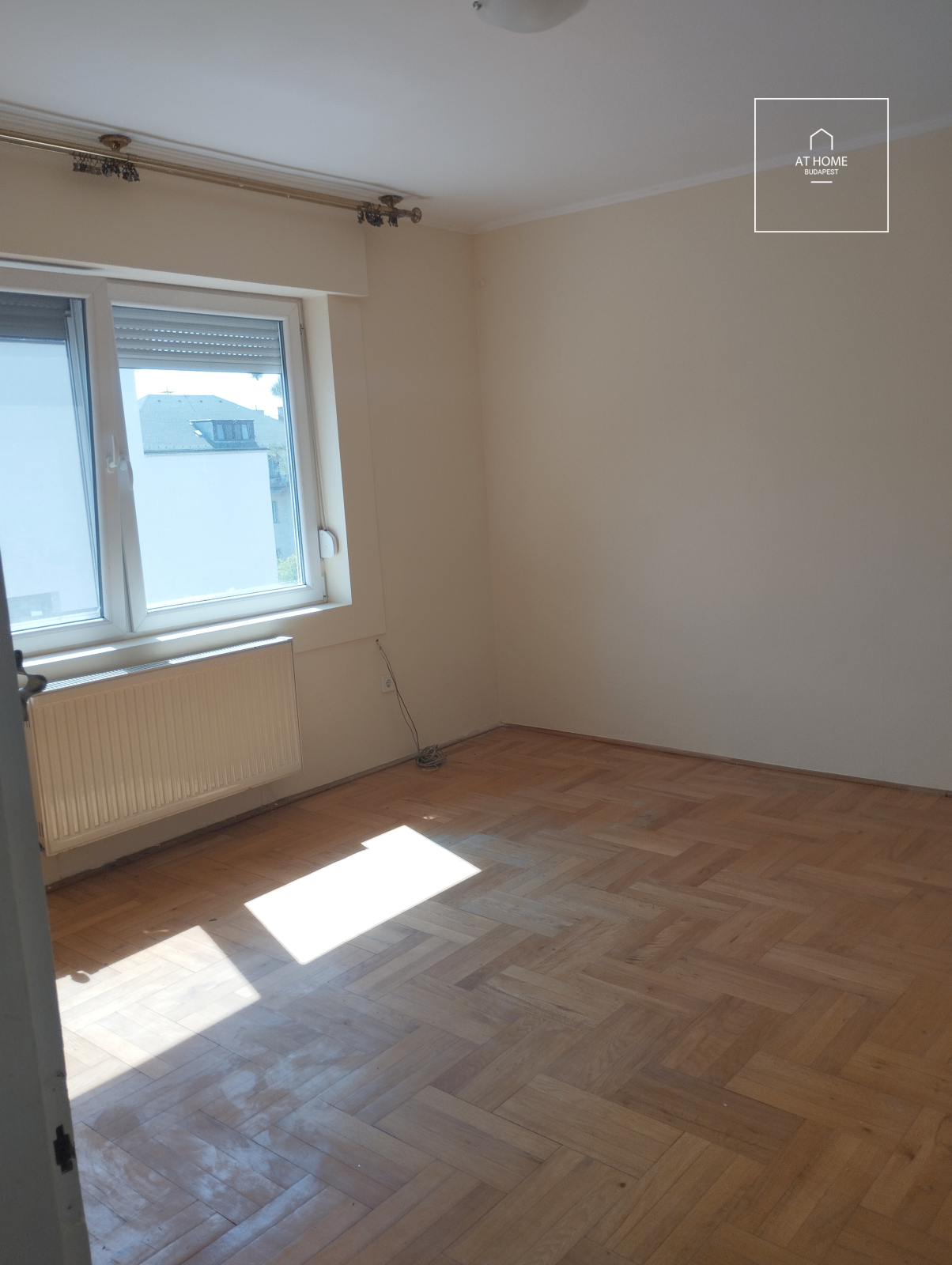 Bright, Panoramic Apartment for Rent in Szemlőhegy