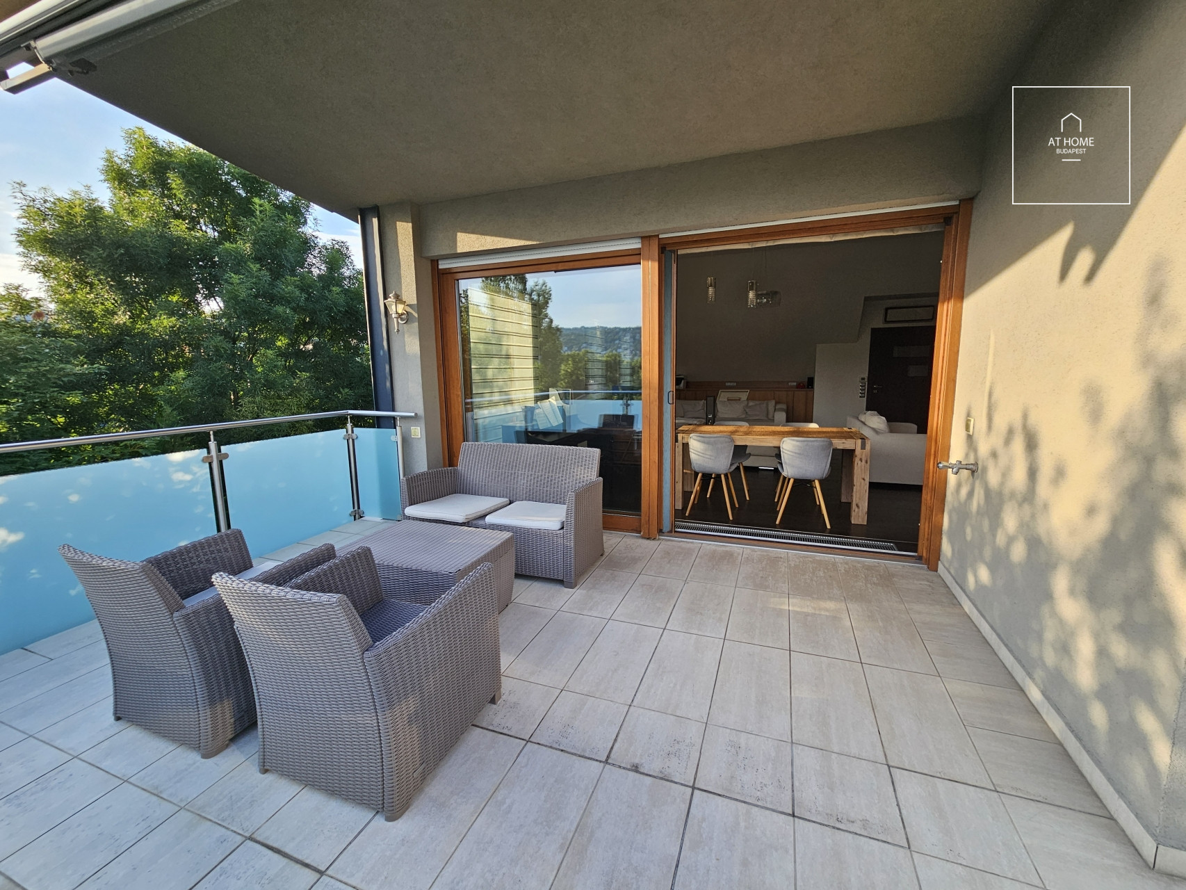 A three-bedroom premium apartment with a panoramic view for rent in Budapest, District II, Törökvész.