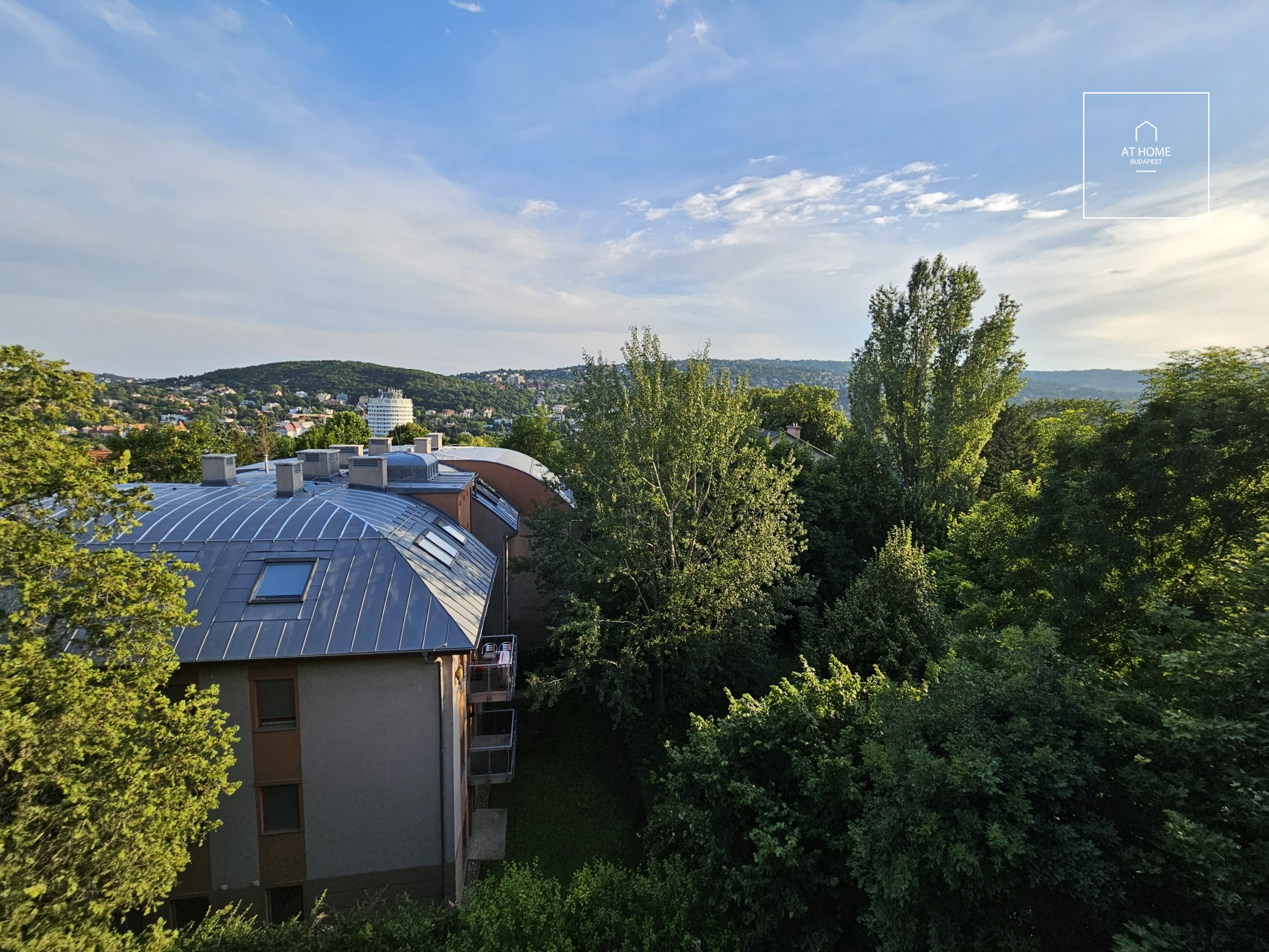 A three-bedroom premium apartment with a panoramic view for rent in Budapest, District II, Törökvész.