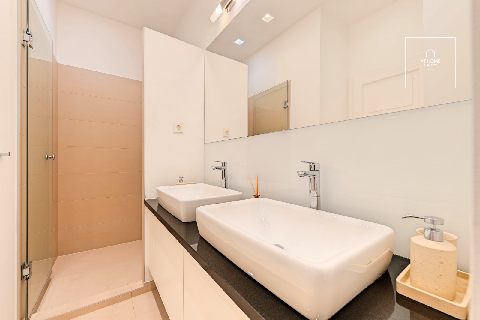 Exclusive Apartment with Panoramic Terrace for Rent in the Heart of Budapest\'s 5th District