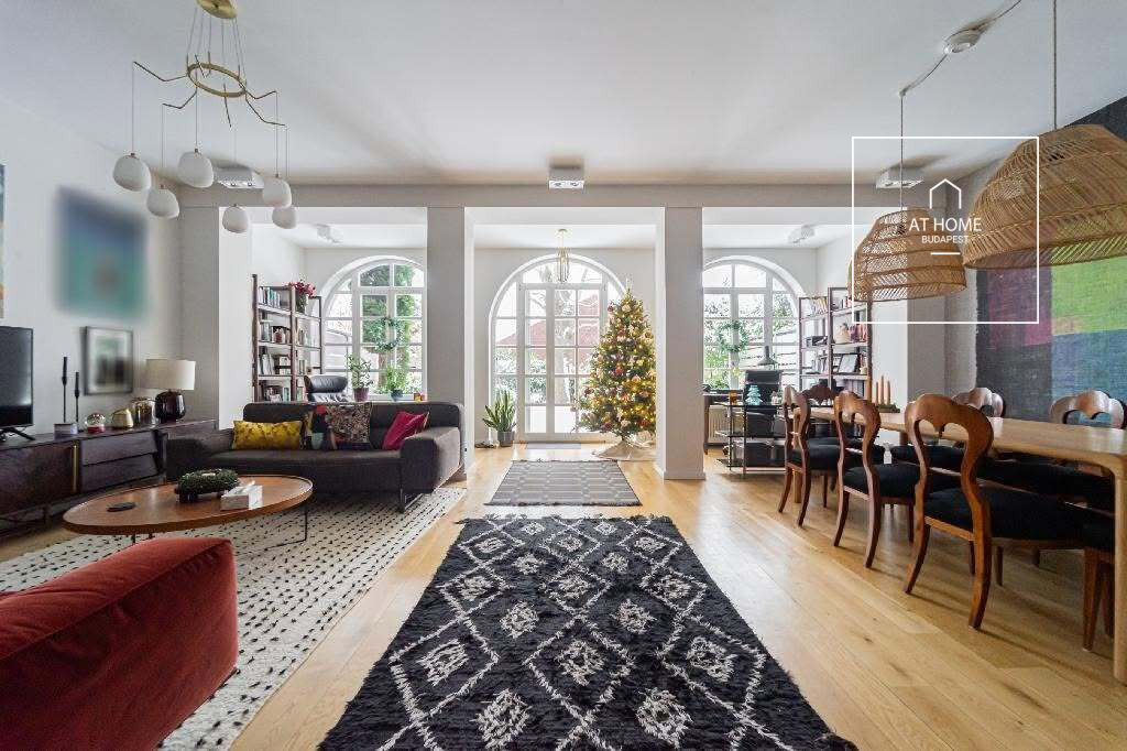 Panoramic Family Villa with Private Garden in Szemlőhegy
