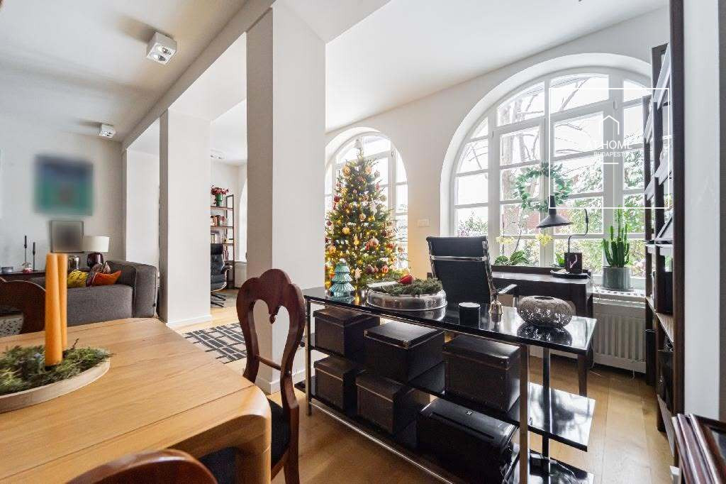 Panoramic Family Villa with Private Garden in Szemlőhegy