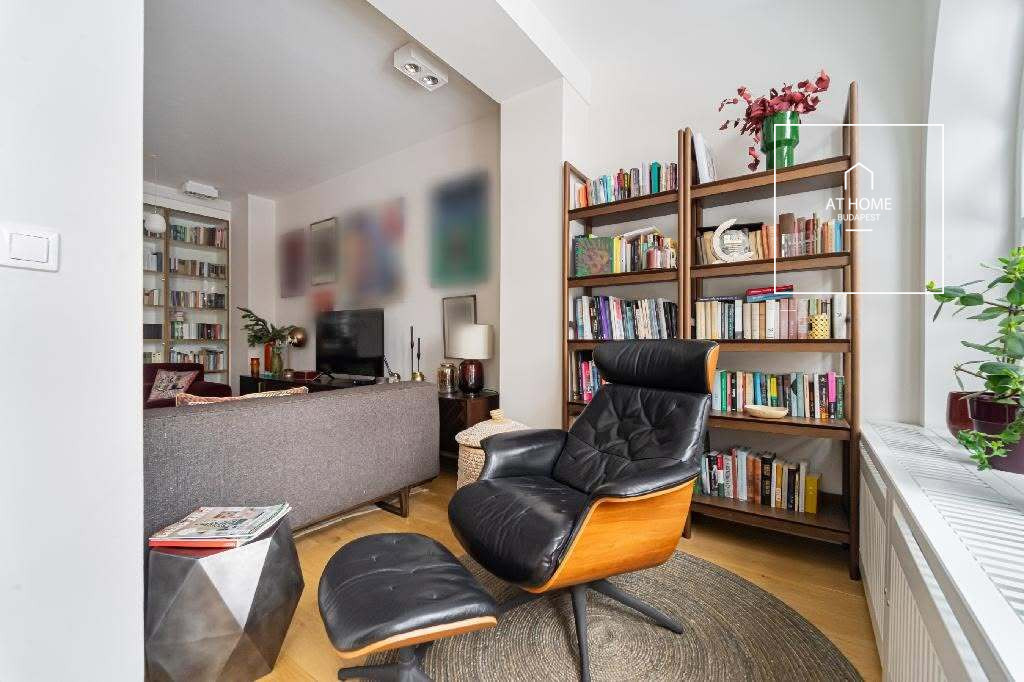 Panoramic Family Villa with Private Garden in Szemlőhegy