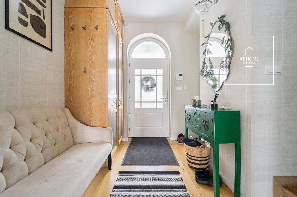 Panoramic Family Villa with Private Garden in Szemlőhegy