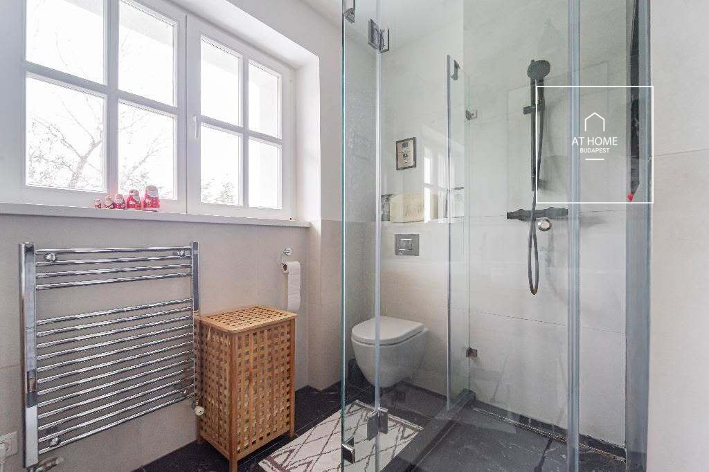 Panorámás családi villa privát kerttel Szemlőhegyen