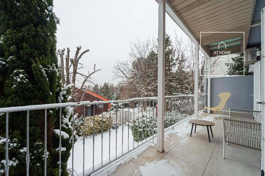 Panoramic Family Villa with Private Garden in Szemlőhegy