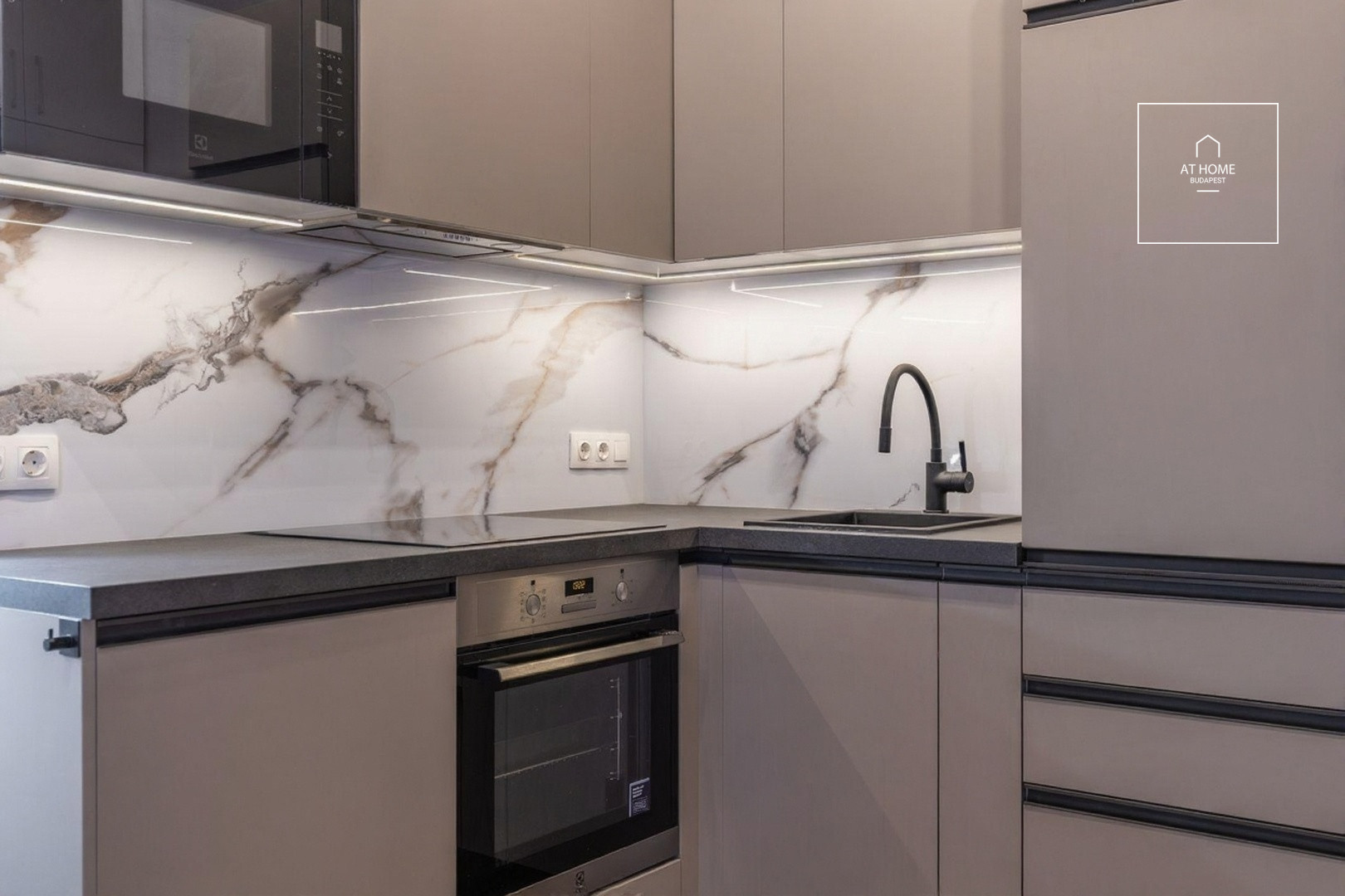 Luxury Apartment for Rent in the Heart of Budapest\'s 2nd District