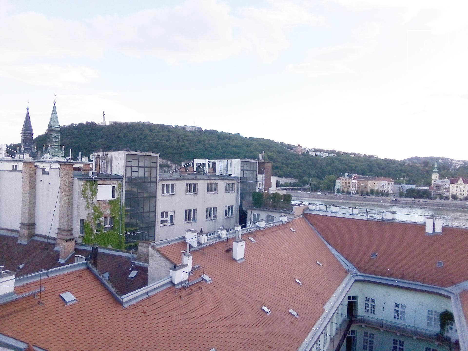 Panoramic 43 sqm one-bedroom apartment in District V