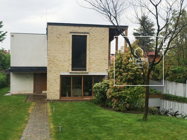 Renovated Three-Storey Family House with a 600 sqm Garden and Four-Car Garage in District III