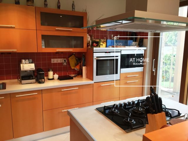 Renovated Three-Storey Family House with a 600 sqm Garden and Four-Car Garage in District III