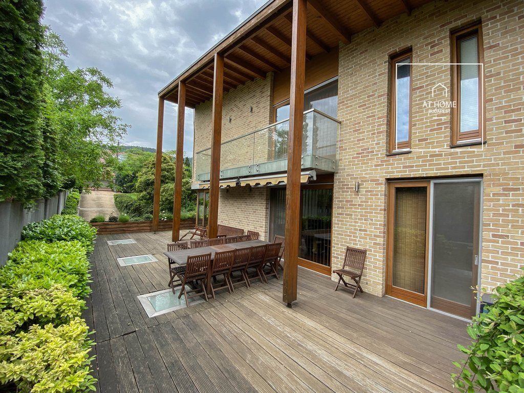 Renovated Three-Storey Family House with a 600 sqm Garden and Four-Car Garage in District III