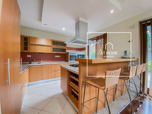 Renovated Three-Storey Family House with a 600 sqm Garden and Four-Car Garage in District III
