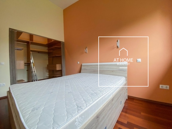 Renovated Three-Storey Family House with a 600 sqm Garden and Four-Car Garage in District III