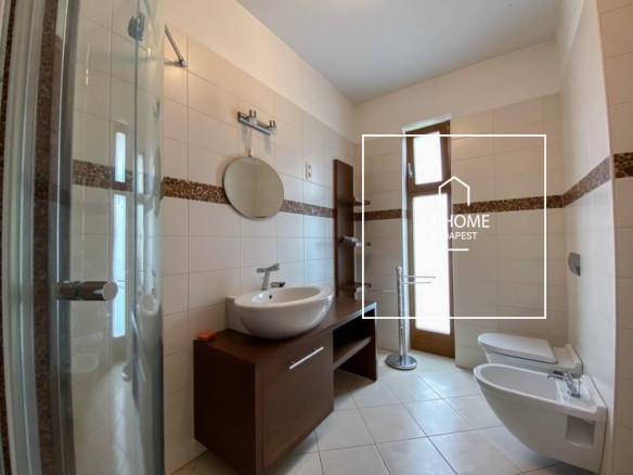Renovated Three-Storey Family House with a 600 sqm Garden and Four-Car Garage in District III