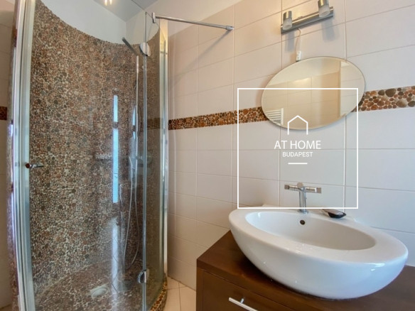 Renovated Three-Storey Family House with a 600 sqm Garden and Four-Car Garage in District III