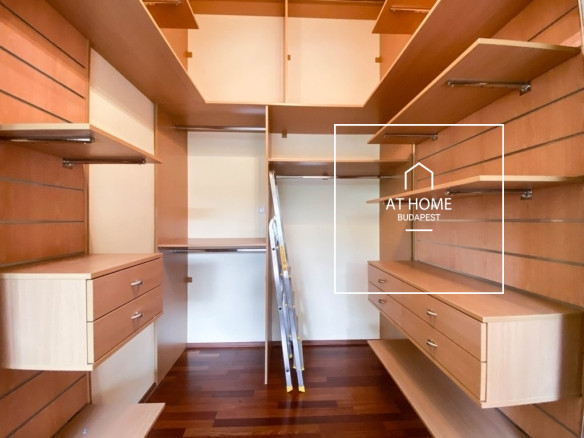 Renovated Three-Storey Family House with a 600 sqm Garden and Four-Car Garage in District III